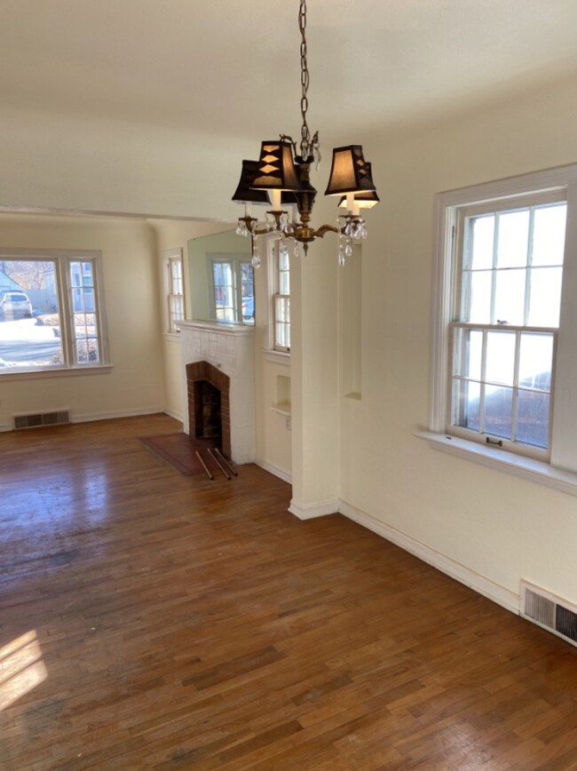 Building Photo - Stunning home on Sheridan