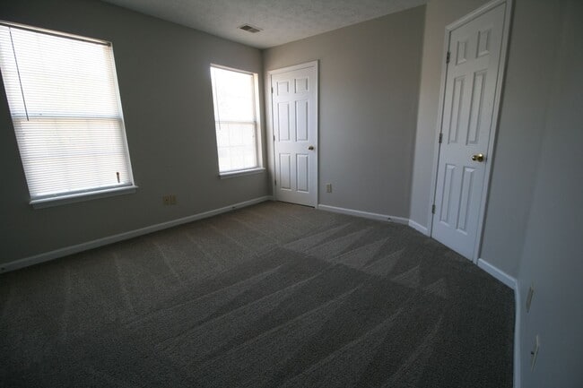 Building Photo - North Point Townhome                   260408