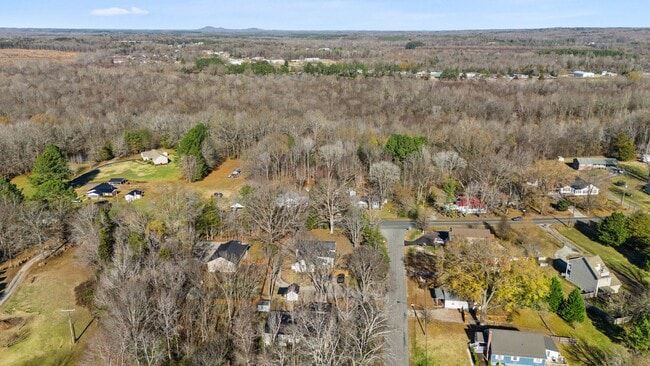 Building Photo - 3-Bedroom in Town of Farmville with One-Le...