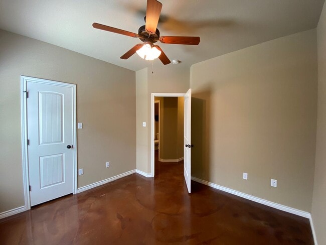 Building Photo - 4 bedroom single family home