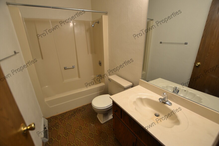 Building Photo - 674 Meadowood Ln