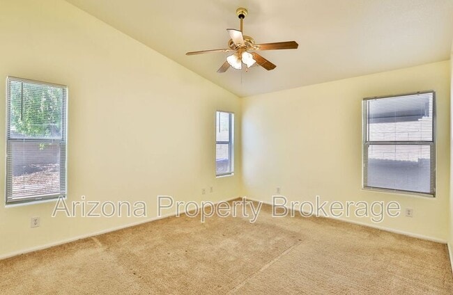 Building Photo - 1025 E Palomino Way