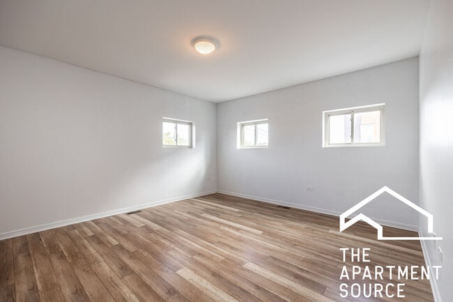 Building Photo - 2700 W North Ave