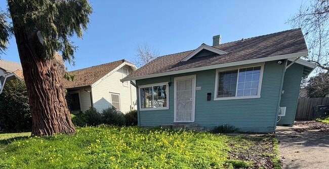Building Photo - East Sac Bungalow Available!