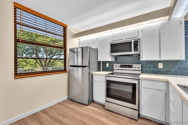 Building Photo - 3650 Whitehall Dr