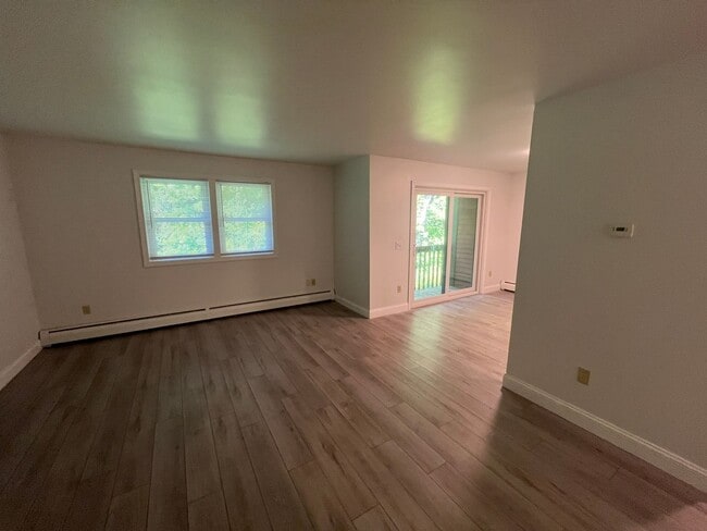 Building Photo - 2BD/1BA Second Floor Unit
