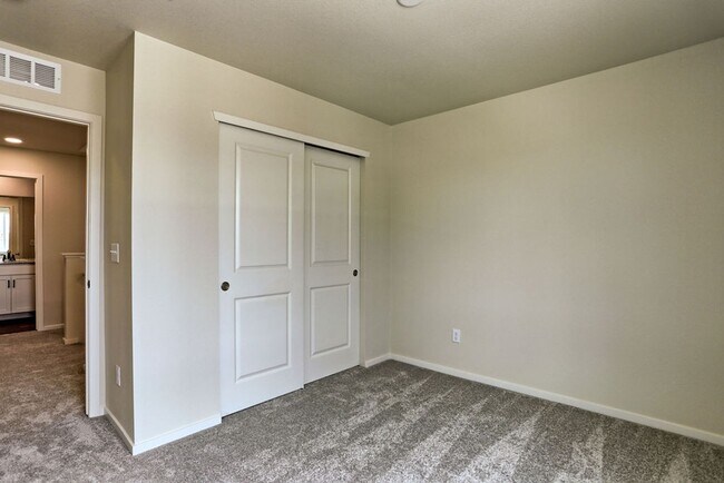 Building Photo - 4768 Champlain Dr