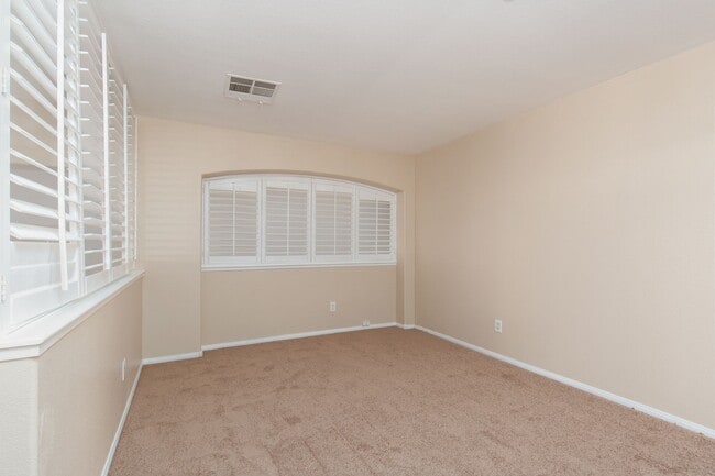 Building Photo - Enormous Silverado Ranch pool home with new paint and carpet