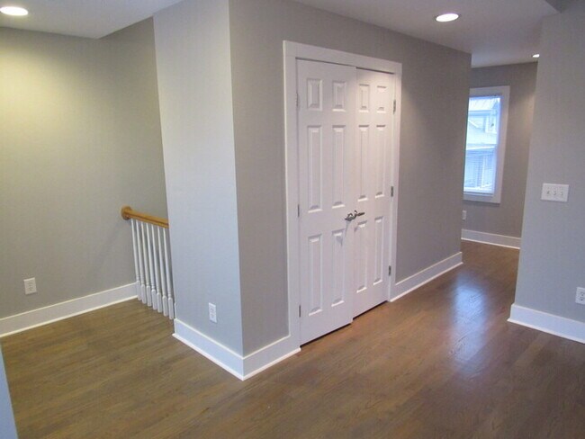 Building Photo - Germantown unit with attached 1 car garage!