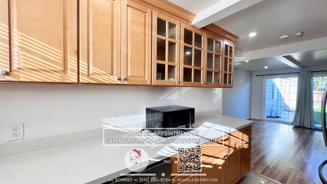 Building Photo - 3 bedroom home in El Sabrante with EV charger, 2 parking spots, 1 car garage, ac/heat!