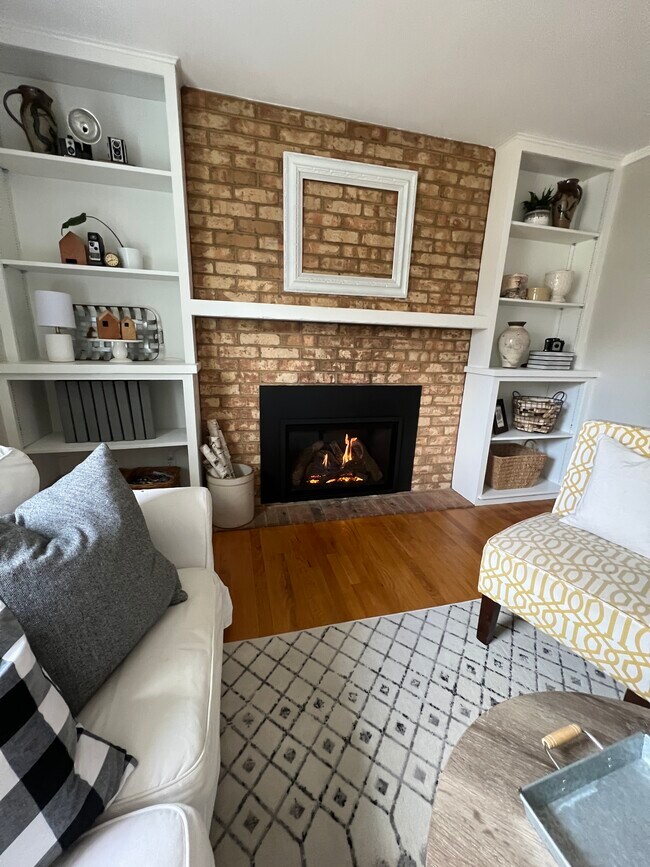 Building Photo - 1735 Crestview Dr