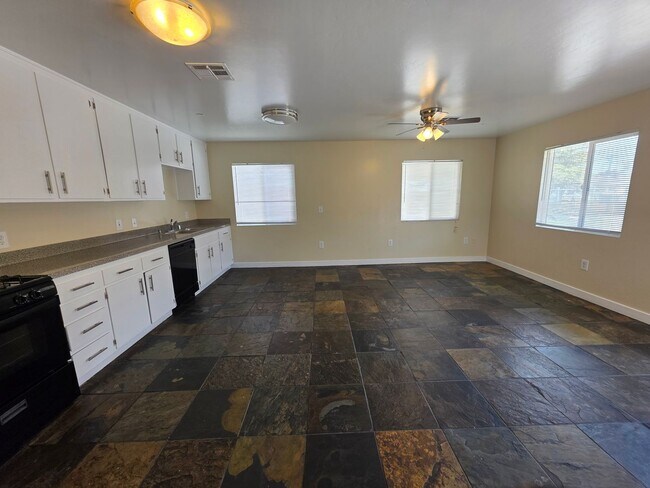 Building Photo - 315 Warren Ave