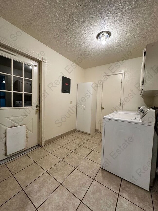 Building Photo - Spacious 3 bedroom, 2 bathroom home