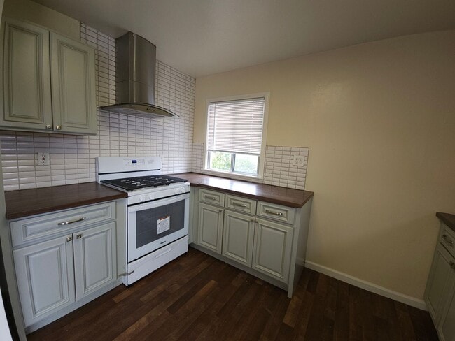 Building Photo - Large 5 bedroom 2 bath Split Level House w...