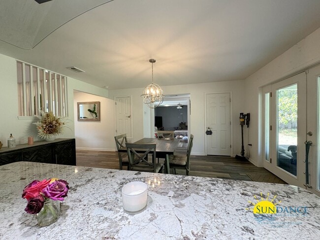 Building Photo - Stunning 3 Bedroom Home near Hurlburt Fiel...