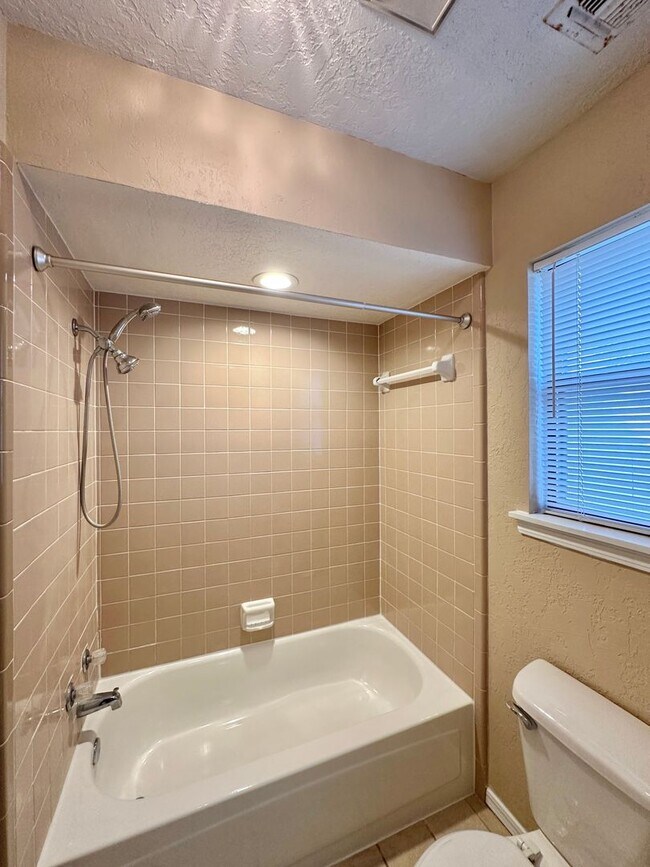 Building Photo - New flooring and paint!