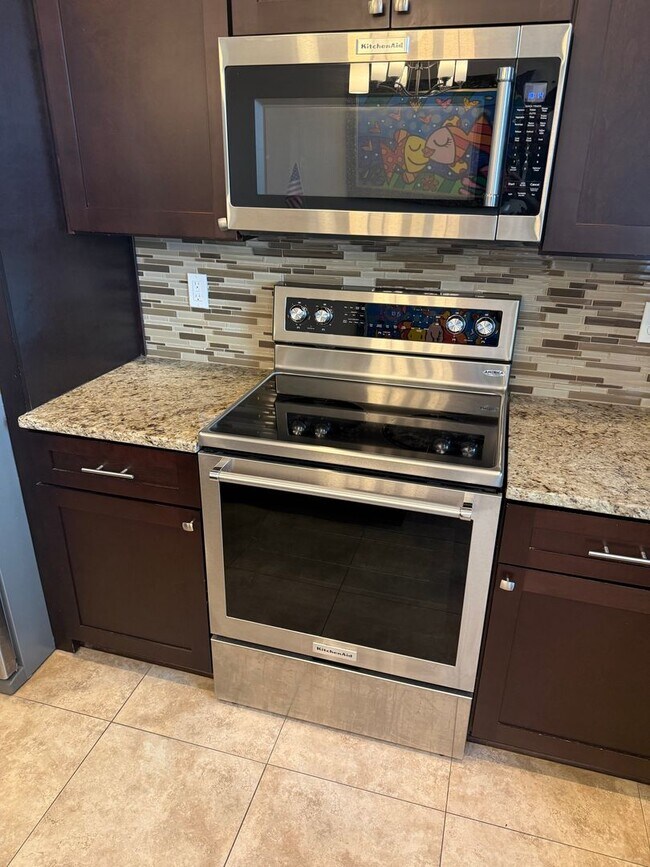 Building Photo - Updated Townhouse in Destin with Garage!
