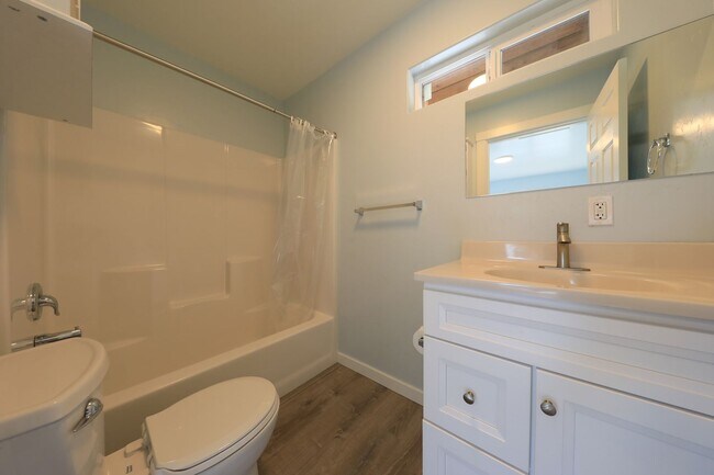 Building Photo - 287/289