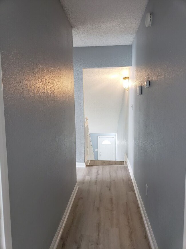 Building Photo - 3 bedroom townhome for rent in NE Tallahassee, wood floors, fenced yard available early July 2026...