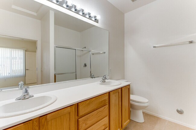 Building Photo - Spacious & Bright 3-Bed Home in Desirable ...