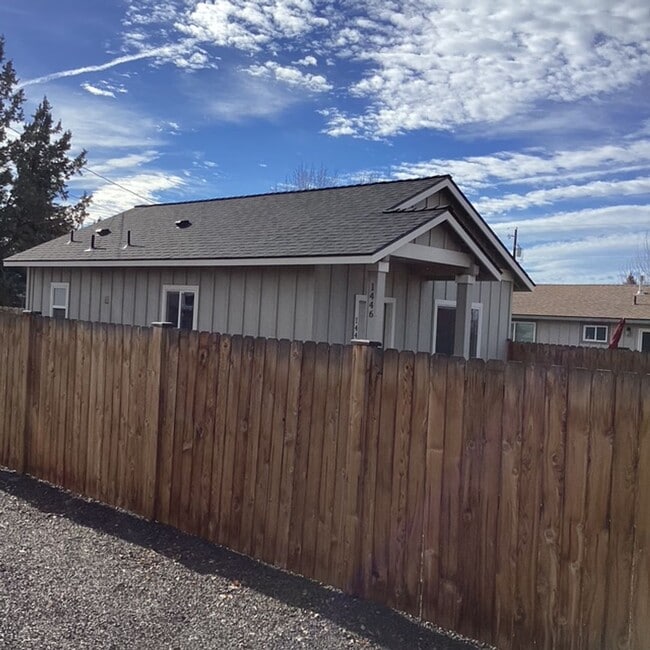 Building Photo - 1444 NW Canyon Dr