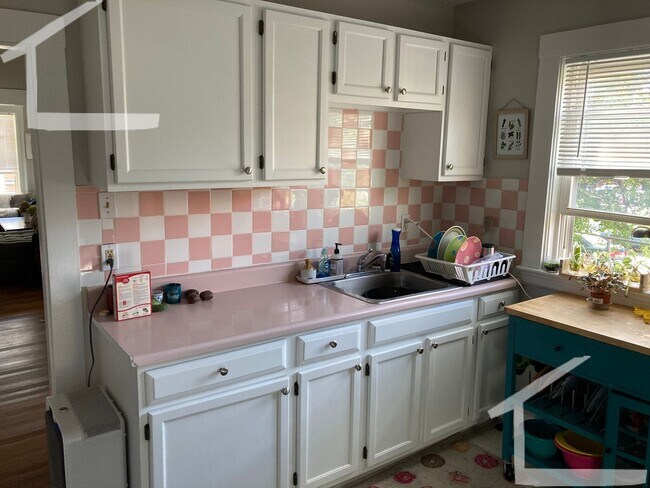 Building Photo - Large and Sunny 2-Bed, 1-Bath in JP Avail for June