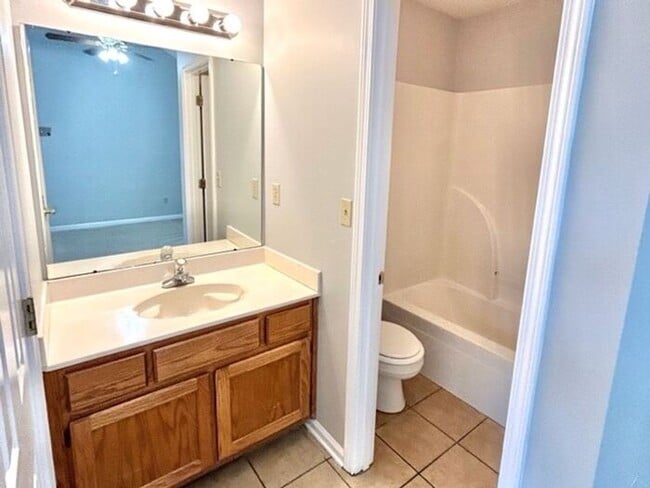 Building Photo - Now Leasing A 5 Bedroom 2 Bath Home In Memphis. Availalbe Now