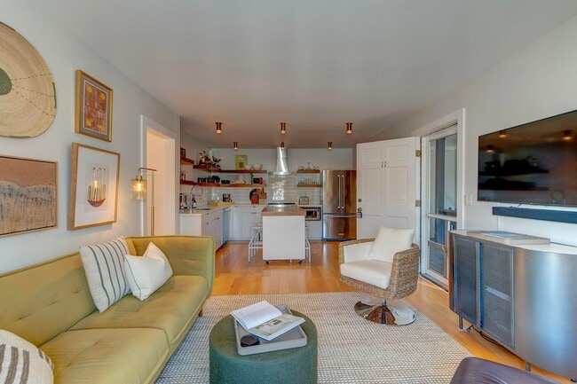 Building Photo - 2057 Middle St