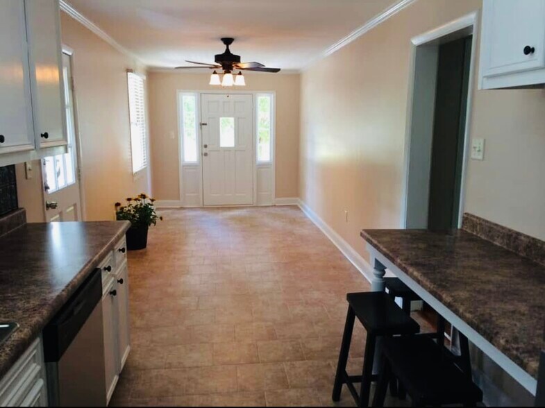 Building Photo - 217 E Richardson Ave