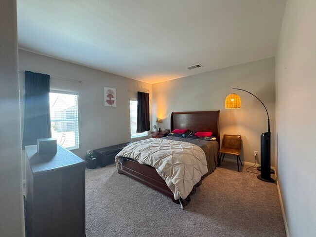 Building Photo - Beautiful Single Story House in New commun...