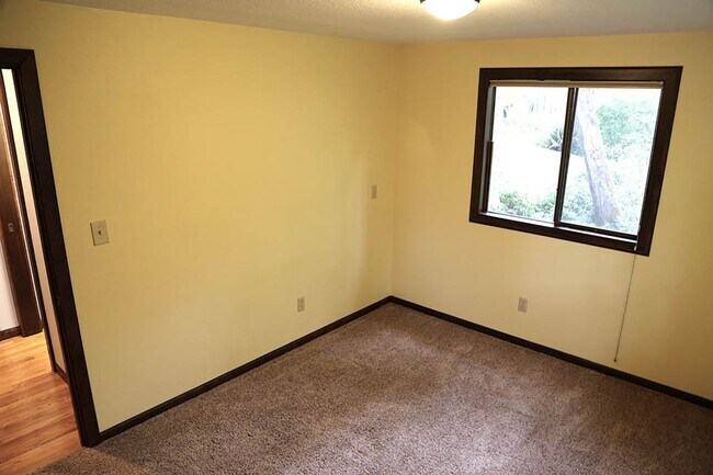 Building Photo - 4 bed 3 bath home, Lease through June 2026