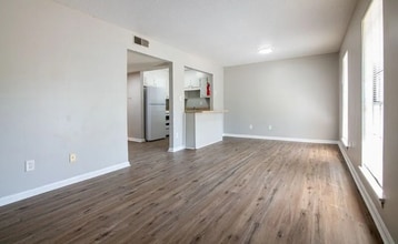 Building Photo - 1903 18th Pl N
