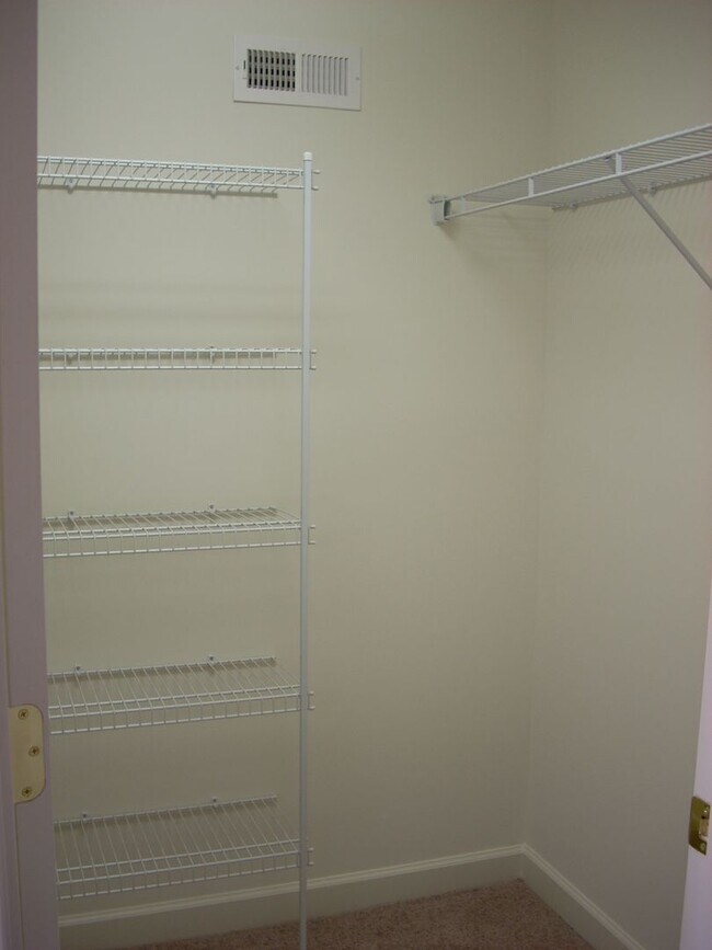 Building Photo - 1353SF 2BR 2.5BA 2 car garage