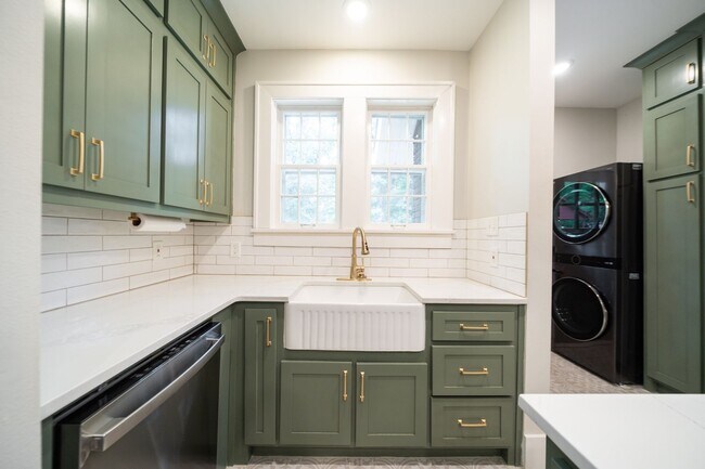 Building Photo - Charming home, great condition!