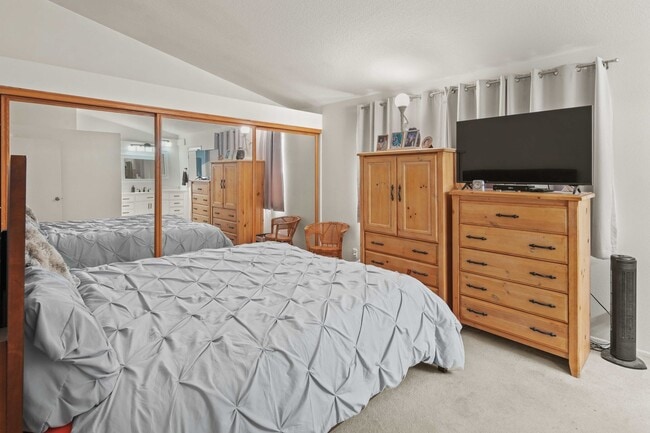 Building Photo - Wonderful Single Story Home with Great Yard in Santa Clarita!