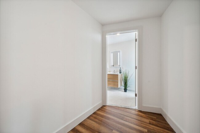 Building Photo - Bright Studio Apartment with large kitchen in Brewerytown!