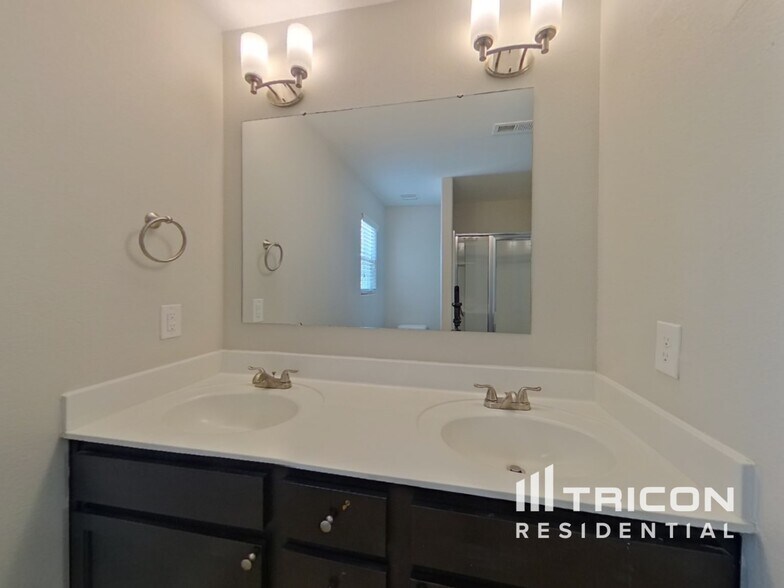 Building Photo - 2625 Meadow Crossing Dr