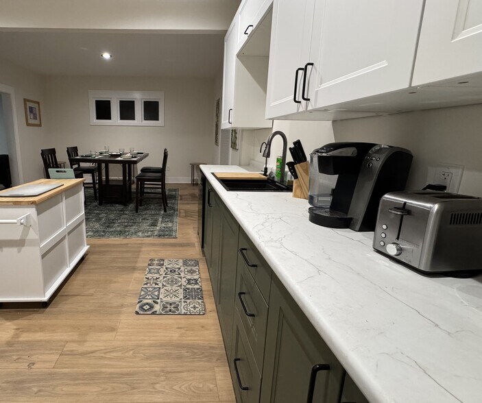 Building Photo - 220 W Buena Vista St