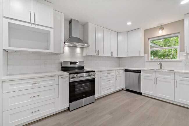 Building Photo - 214 Whispering Oaks Dr