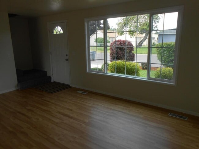 Building Photo - 386 30th Ave SE