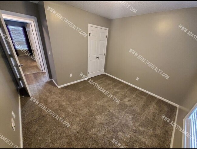 Building Photo - Gorgeous Olathe Home in South Hampton Subdivision-Available in SEPTEMBER!!