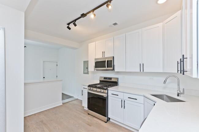 Building Photo - 2468 N Lincoln Ave