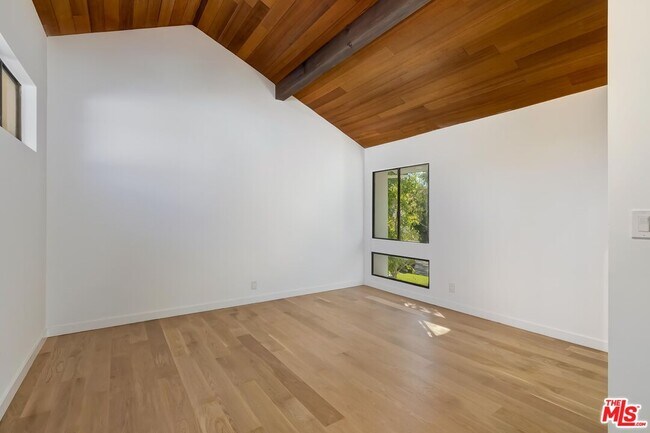 Building Photo - 612 Elm Dr