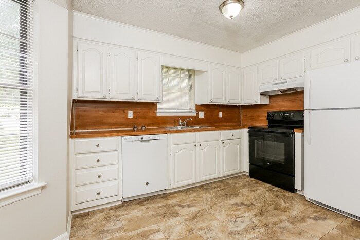 Building Photo - 12710 Pleasant View Dr