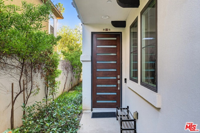 Building Photo - 5933 W Luna Park