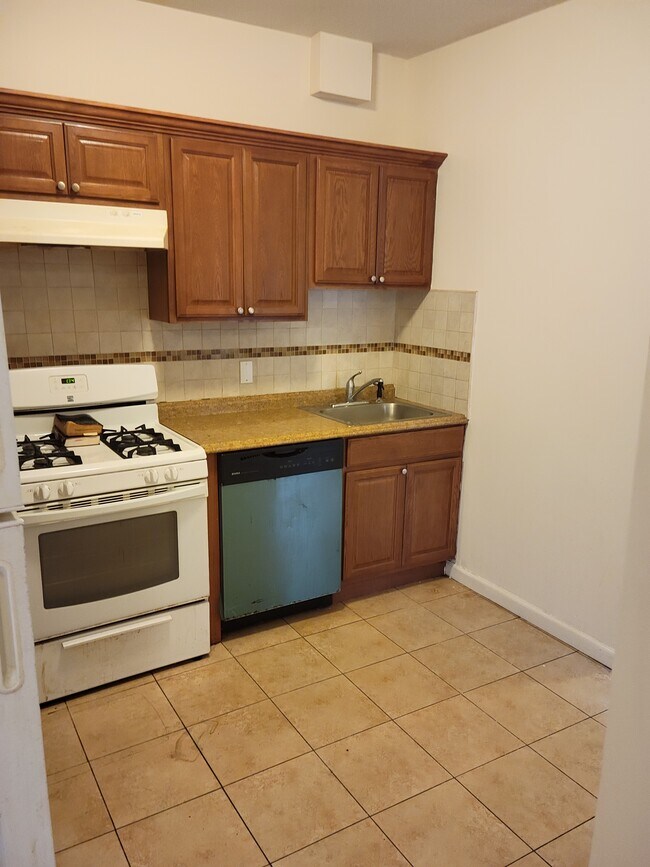 Building Photo - 102 11th Ave W