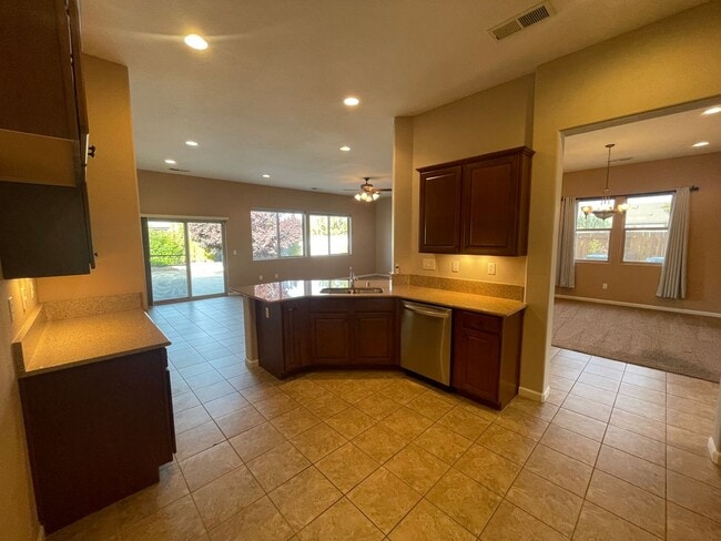 Building Photo - Sparks Home in Gated Community!