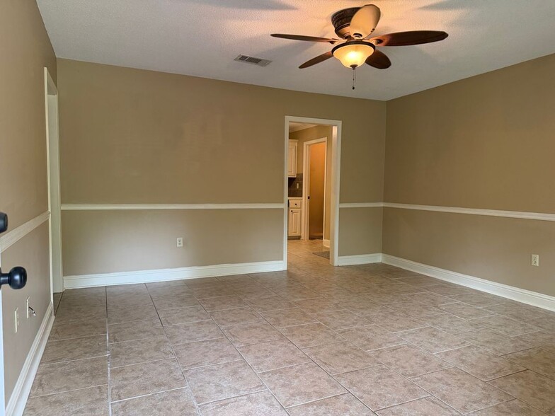 Building Photo - 106 Hickory Dr