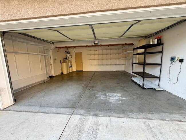 Building Photo - Beautiful 3 Bedroom 2.5 Bathroom Single Fa...