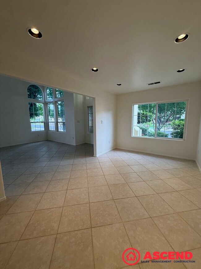 Building Photo - Spacious 4 Bed / 3 Bath Home in Haggin Oaks!